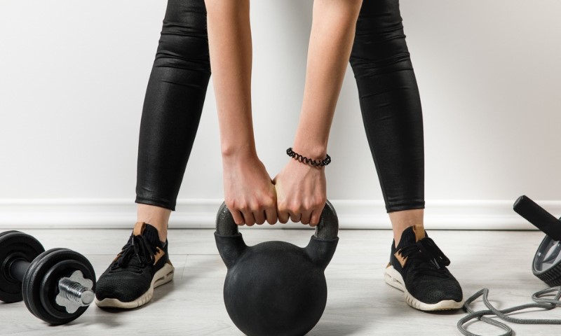 Žena trenira sa girom kod kuće