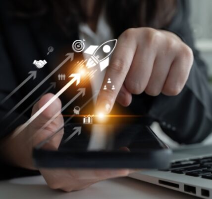 Osoba koristi tablet sa grafikom rasta biznisa, simbolično prikazuje proces kako otvoriti firmu u Srbiji