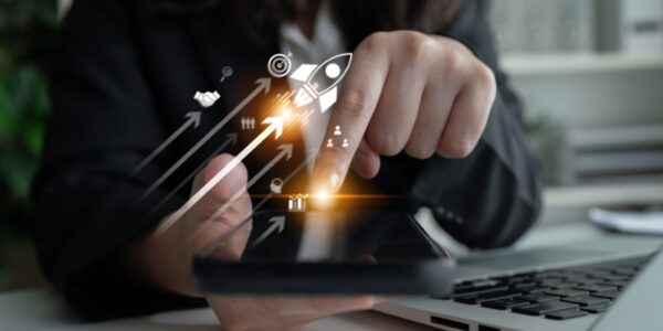 Osoba koristi tablet sa grafikom rasta biznisa, simbolično prikazuje proces kako otvoriti firmu u Srbiji