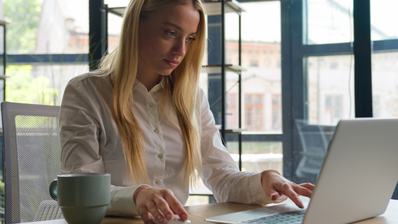 Žena za laptopom razmišlja koju pravnu formu firme da izabere