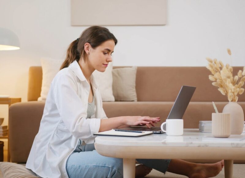 prikaz devojke koja radi za laptopom od kuće