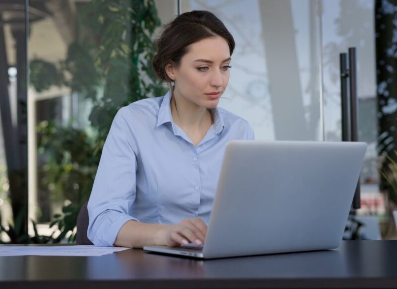 prikaz devojke koja radi na daljinu na laptopu