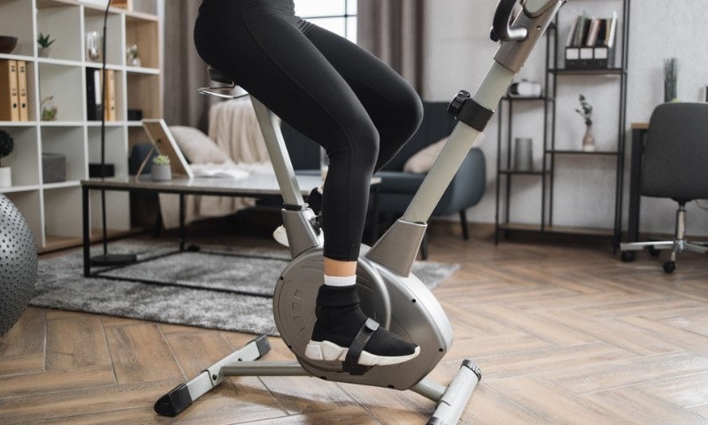 Noge žene dok je na električnom biciklu