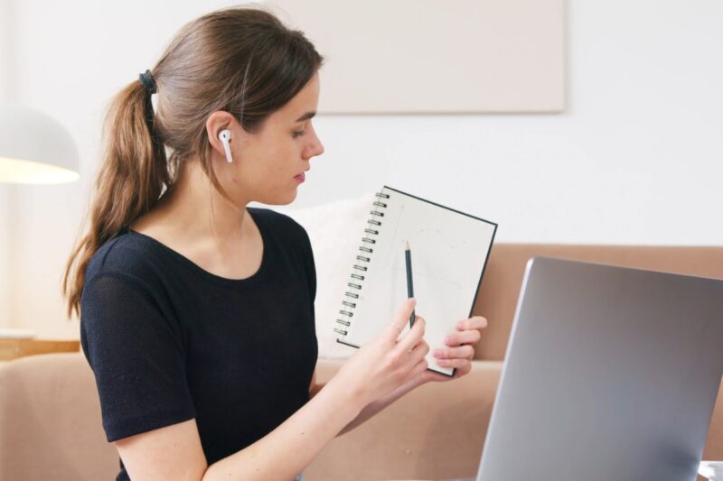 devojka vrši online edukaciju