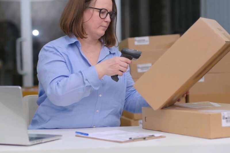 prikaz žene koja se bavi dropšipingom