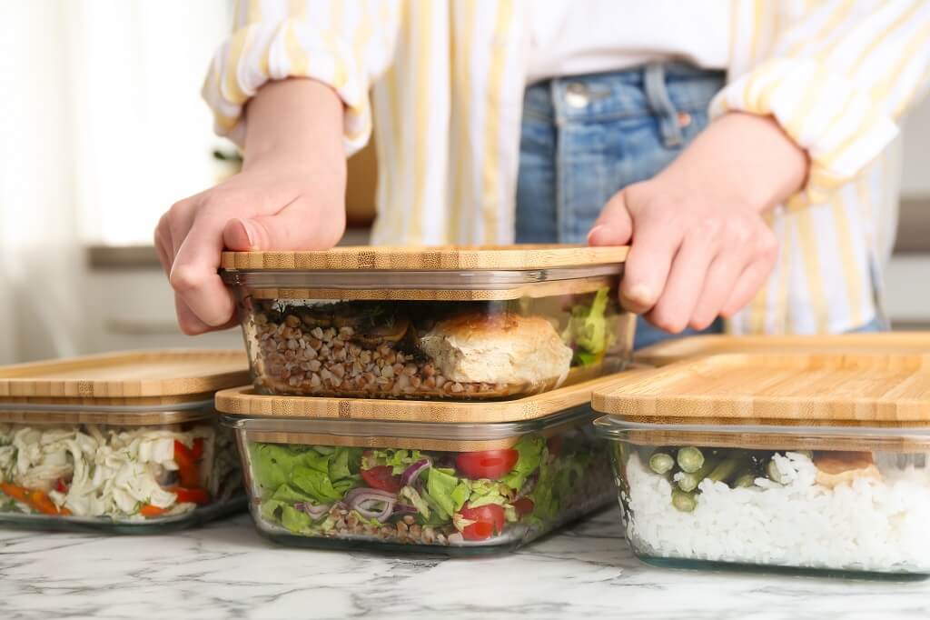 Pripremljeni obroci u staklenim posudama za organizaciju nedeljnog jelovnika