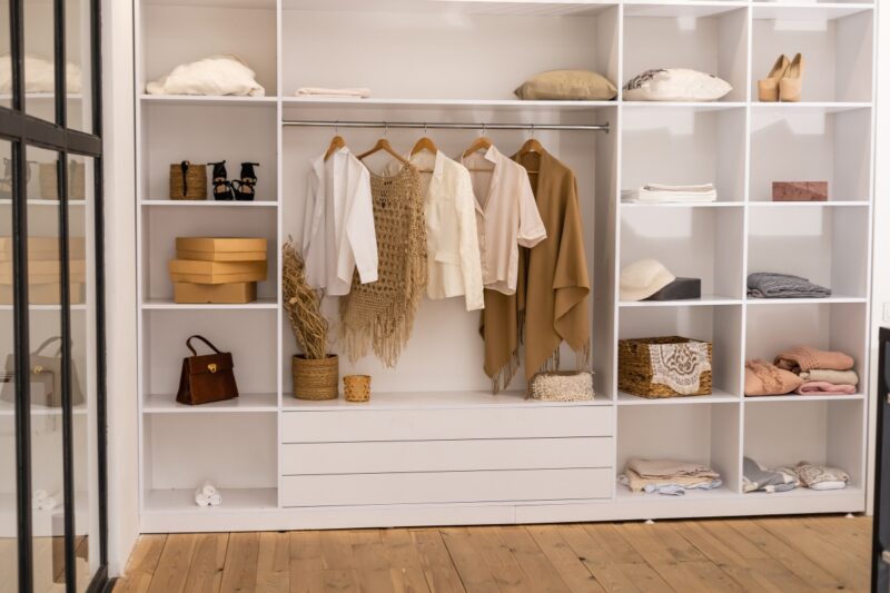 garderober sa ženskim stvarima