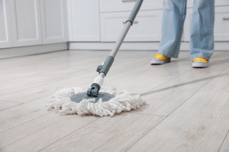 devojka briše pod sa džogerom