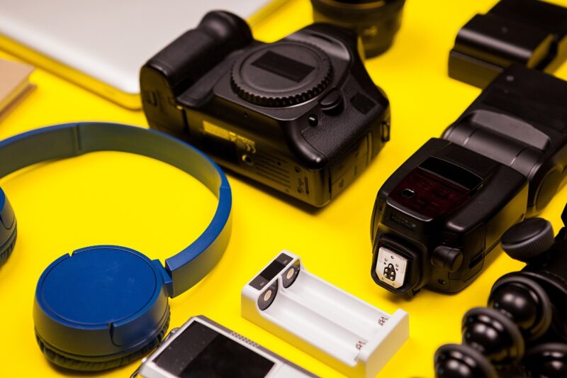 prikaz fotoaparata, slušalica, eksternih abterija i tehničkih nastavaka za putovanje