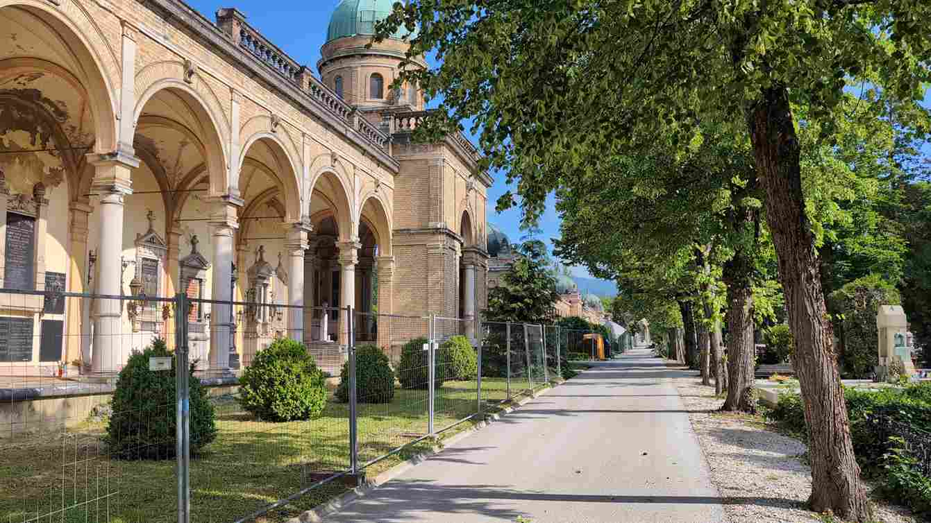 Arkade groblja Mirogoj u Zagrebu pored drvoredom okružene šetnice