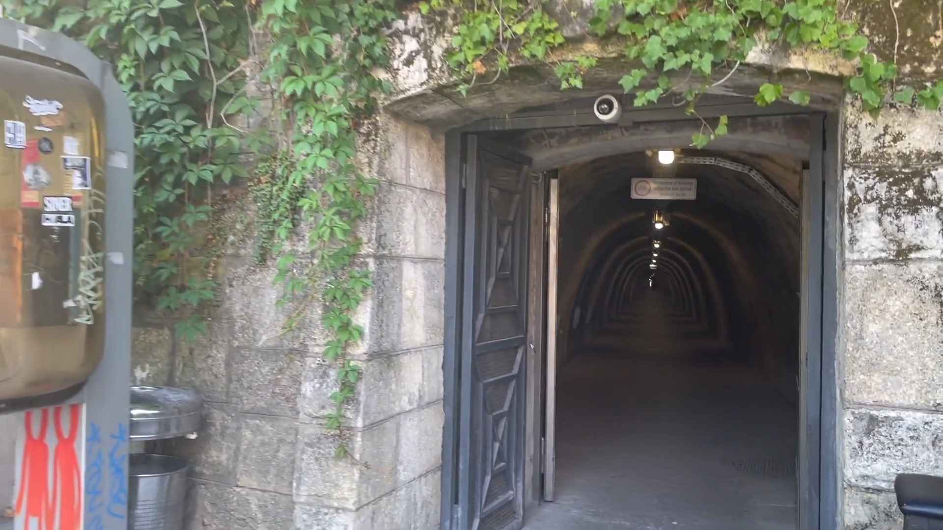 Ulaz u istorijski Tunel Grič u Zagrebu, okružen kamenim zidovima i zelenilom